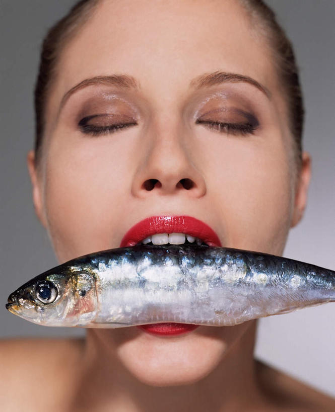 海鲜,西方人,脸,头,脸颊,牙齿,一个人,站,闭眼,吃,竖图,室内,特写,白天,正面,欧洲,欧洲人,仅一个年轻女性,仅一个女性,仅一个人,一条,阴影,灰色背景,光线,鱼,影子,水产,鱼类,海洋生物,站着,张嘴,摄影,影棚,水生动物,海产品,水生物,张大嘴巴,海底动物,胡瓜鱼,多春鱼,毛鳞鱼,柳叶鱼,池沼公鱼,桦太柳叶鱼,尤物,年轻女性,女人,女性,白种人,头部,齿,脸部,脸蛋,面部,牙,牙龈,张开嘴,闭眼睛,闭着眼,闭着眼睛,嚼,食,站立,半身,彩图,影棚拍摄,拍摄,佳丽,丽人,美人