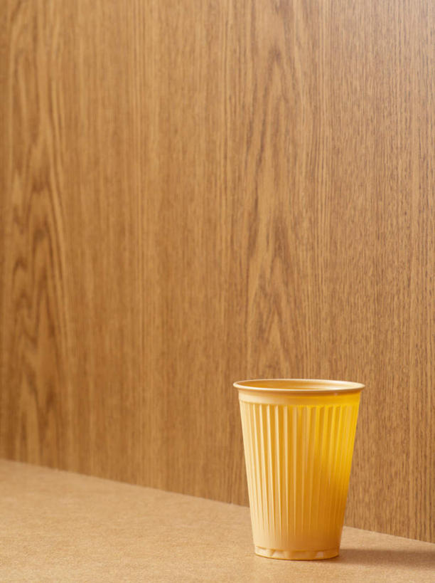 无人,竖图,室内,特写,白天,正面,地板,静物,杯子,阴影,光线,木制,影子,墙,地面,木地板,墙壁,墙面,一个,黄色,木制品,纸制品,单个,纸杯,一次性杯子,彩图