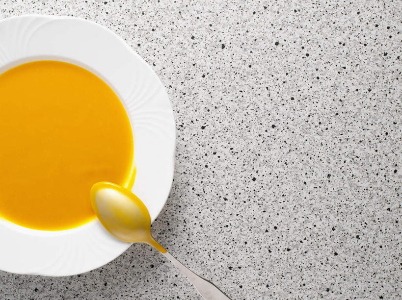 无人,横图,俯视,室内,特写,白天,餐桌,桌子,阴影,光线,影子,勺子,陶瓷,蛋,蛋黄,鸡蛋,陶瓷制品,一个,容器,调羹,汤匙,碗,单个,餐台,储藏,储存,蛋液,卵,彩图,高角度拍摄,贮存