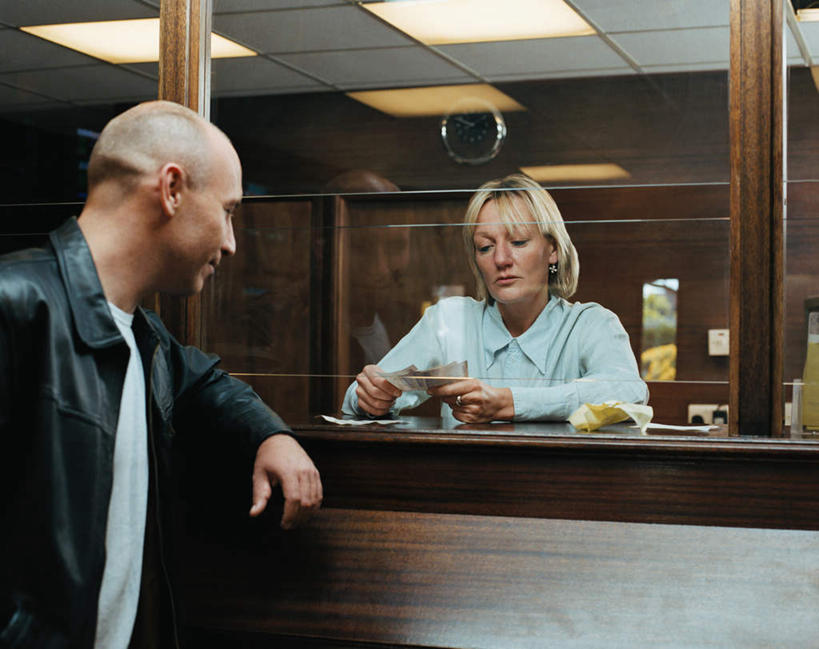 西方人,背部,两个人,站,坐,横图,室内,白天,正面,职员,窗户,柜子,桌子,照明,欧洲,欧洲人,握,阴影,服装,光线,影子,办公桌,洞,灯光,储物柜,拿,拿着,注视,休闲装,顶灯,玻璃窗,灯,衣服,灯具,观察,看,靠,靠着,站着,休闲,休闲服,握着,服饰,洞穴,观看,照亮,察看,照明设备,储存,关注,彩票,穴,储备,蕴藏,贮备,男人,男性,女人,女性,中年男性,中年女性,白种人,站立,坐着,半身,彩图,贮存