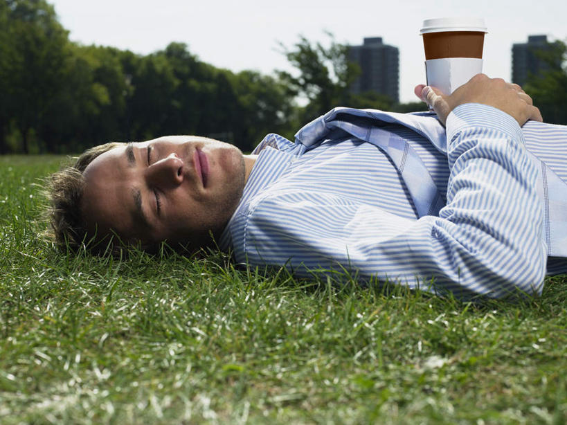 咖啡,西方人,一个人,商务人士,商务男性,高楼大厦,躺,闭眼,横图,室外,白天,正面,衬衫,幸福,草地,草坪,植物,大厦,建筑,摩天大楼,杯子,欧洲,欧洲人,仅一个男性,仅一个人,握,套装,领带,拿,拿着,娱乐,草,树,树木,饮料,仅一个年轻男性,绿色,自然,纸制品,楼宇,享受,休息,休闲,温馨,放松,乐趣,握着,生长,成长,纸杯,提神,舒适,象征,庄重,一次性杯子,醒脑,商务装,身份,工薪阶层,软饮料,正式,地位,歇息,苏息,卧着,男人,男性,年轻男性,白种人,白领,上班族,闭眼睛,闭着眼,闭着眼睛,躺着,卧,半身,彩图,衬衣,大楼,高层建筑,高楼,摩天楼