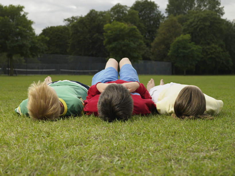 西方人,儿童,三个人,伙伴,朋友,躺,横图,室外,白天,正面,友谊,纯洁,草地,草坪,植物,欧洲,欧洲人,一排,服装,整齐,休闲装,草,树,树木,排列,小孩,衣服,绿色,自然,休息,休闲,休闲服,可爱,童年,童趣,服饰,生长,成长,队列,童真,烂漫,无邪,歇息,苏息,卧着,天真,友情,男孩,男人,男性,女孩,女人,女性,白种人,躺着,卧,彩图,全身,男生,女生
