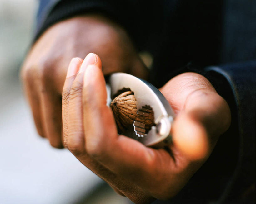 西方人,手,一个人,站,横图,室内,特写,白天,正面,欧洲,非洲,黑人,欧洲人,双手,仅一个男性,仅一个人,握,阴影,服装,朦胧,模糊,光线,工具,钳子,影子,核桃,坚果,果实,拿,拿着,休闲装,仅一个年轻男性,一个,衣服,干果,站着,休闲,手部,休闲服,握着,服饰,单个,五金,胡桃,核桃钳,胡桃钳,羌桃,胡桃夹,男人,男性,年轻男性,非洲人,站立,半身,彩图