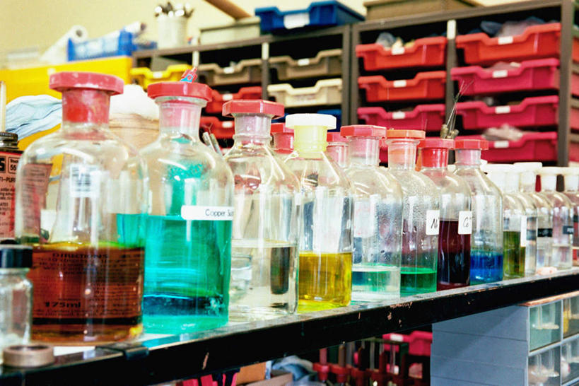 无人,横图,室内,白天,正面,桌子,玻璃,一排,许多,阴影,朦胧,模糊,整齐,光线,试剂,液体,影子,墙,书桌,墙壁,墙面,玻璃制品,排列,白色,玻璃瓶,课桌,瓶子,队列,广口瓶,挡书板,书挡,书夹,书立,彩图