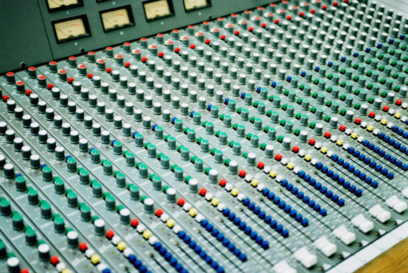 无人,横图,俯视,室内,特写,白天,零件,电路,静物,一排,许多,关闭,阴影,整齐,光线,影子,加工,开关,排列,按钮,打开,放大,修饰,混合,播音,开启,队列,广播,调音台,分配,闭合,调音控制台,彩图,高角度拍摄