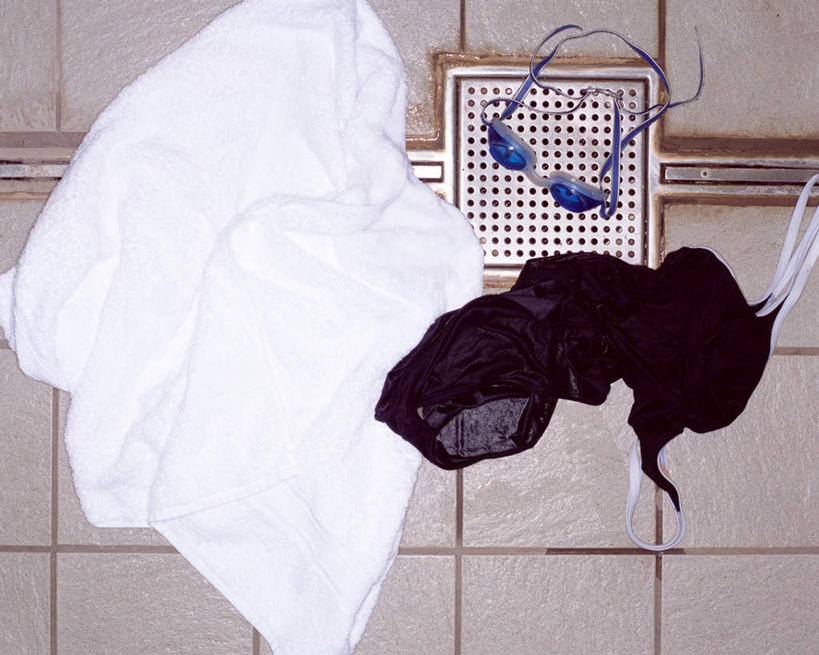 无人,体育馆,运动场,横图,俯视,室内,白天,泳装,安全,阴影,光线,纺织物,眼镜,影子,防护,体育场,毛巾,清洁,保暖,护目镜,保护,保险,透气,连体泳衣,防水,保全,周全,安稳,安定,运动馆,安全防护眼镜,储水,耐磨,吸水,平安,彩图,高角度拍摄,泳衣,防护眼镜