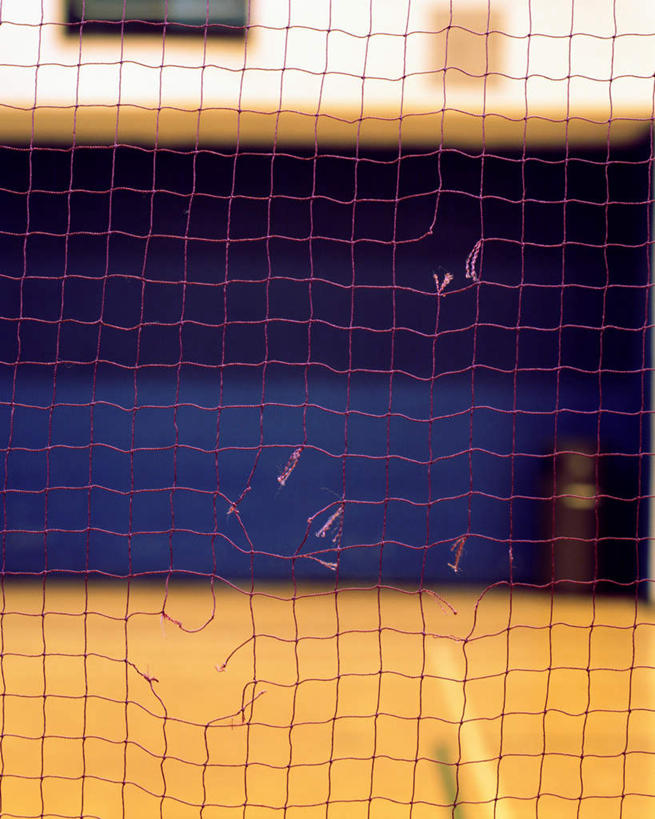 无人,体育馆,运动场,竖图,室内,特写,白天,正面,羽毛球,羽毛,朦胧,模糊,球网,球拍,羽毛球拍,羽毛球装备,破坏,运动器械,体育场,破损,健身器械,损坏,健身器材,运动馆,羽毛球球拍,羽毛球球网,羽毛球网,羽毛球运动,彩图,运动器材