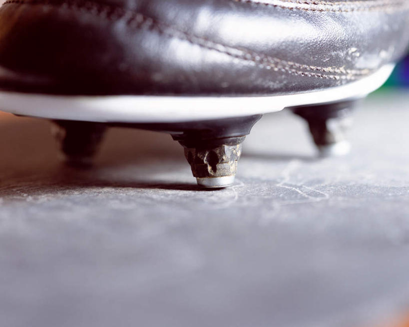 无人,横图,俯视,室内,特写,白天,运动鞋,静物,鞋子,阴影,光线,影子,棕色,地面,一只,休闲鞋,彩图,高角度拍摄