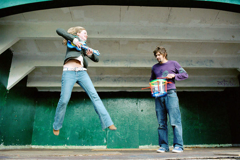 西方人,两个人,跳,举,横图,室外,白天,正面,爱情,欧洲,欧洲人,握,服装,吉他,乐器,弦乐器,半空,浪漫,拿,拿着,注视,休闲装,衣服,观察,看,托,休闲,温暖,温馨,休闲服,恩爱,握着,恋人,服饰,观看,张开双腿,和睦,察看,关注,弹拨弦鸣乐器,展开双腿,男人,男性,年轻男性,年轻女性,女人,女性,白种人,情侣,举起,举手,举着,跳跃,向上举,向上伸,向上托,彩图,全身,伴侣,融洽,弹拨弦乐器,伸展双腿