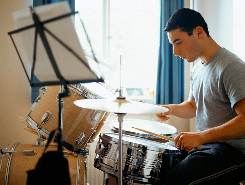 西方人,一个人,坐,横图,室内,白天,侧面,窗户,窗帘,欧洲,欧洲人,仅一个男性,仅一个人,握,阴影,服装,装饰,光线,影子,墙,鼓,架子鼓,乐器,拿,拿着,注视,休闲装,玻璃窗,墙壁,墙面,仅一个年轻男性,衣服,帘子,观察,看,休闲,休闲服,遮阳,握着,服饰,观看,华丽,修饰,打击乐器,点缀,察看,打击,关注,爵士鼓,衬托,美观,雅致,雅观,男人,男性,年轻男性,白种人,坐着,半身,彩图