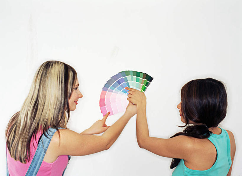 西方人,脸,头,脸颊,手,两个人,伙伴,朋友,站,举,笑,说,微笑,露齿笑,横图,彩色,室内,特写,白天,白色背景,讨论,友谊,欧洲,欧洲人,双手,握,阴影,服装,光线,材料,档案,文件,影子,纸,拿,拿着,扭头,注视,休闲装,肩膀,背面,衣服,手稿,资料,观察,看,托,站着,转头,休闲,手部,休闲服,握着,摄影,服饰,影棚,观看,色卡,五颜六色,证明,色彩斑斓,色板,察看,关注,卡纸,文档,五彩缤纷,五彩斑斓,五光十色,交流,友情,年轻女性,女人,女性,白种人,头部,脸部,脸蛋,面部,沟通,讲话,交谈,举起,举手,举着,商讨,说话,谈话,向上举,向上伸,向上托,站立,半身,彩图,影棚拍摄,拍摄