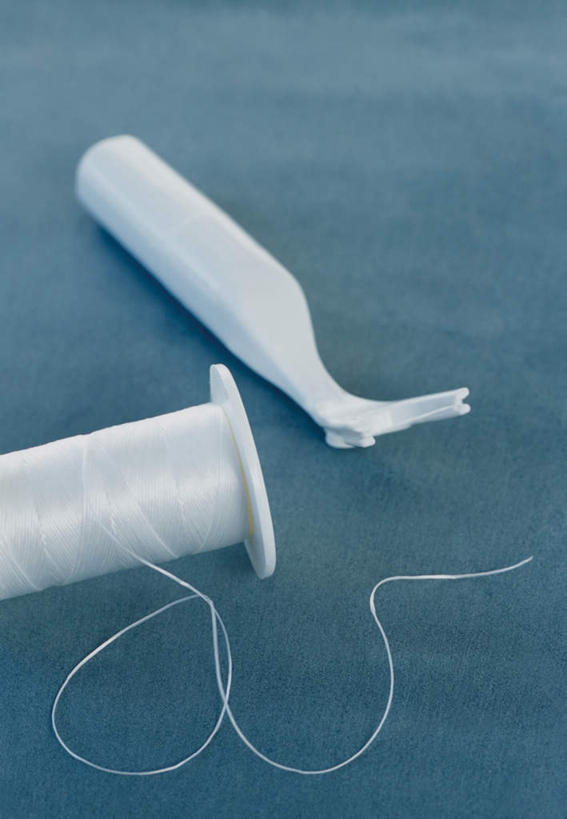 无人,竖图,俯视,室内,特写,白天,静物,阴影,灰色背景,朦胧,模糊,环绕,缠绕,光线,影子,牙线,摄影,影棚,纠缠,棉线,彩图,高角度拍摄,影棚拍摄,拍摄