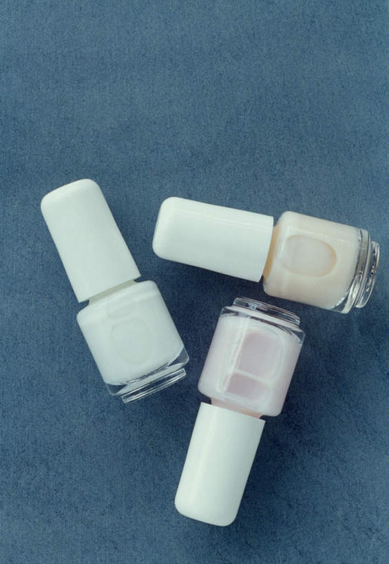 无人,竖图,俯视,室内,特写,白天,静物,阴影,灰色背景,装饰,光线,影子,指甲油,摄影,影棚,华丽,修饰,点缀,三瓶,衬托,美观,雅致,雅观,彩图,高角度拍摄,影棚拍摄,拍摄