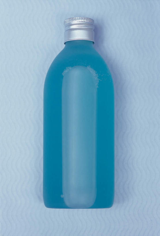 无人,竖图,俯视,室内,特写,白天,白色背景,静物,护肤,阴影,光线,影子,玻璃制品,蓝色,玻璃瓶,瓶子,日用品,洗浴用品,清洁,保养,享受,休闲,沐浴乳,放松,保健,摄影,影棚,沐浴露,一瓶,护肤品,舒缓,养颜,去污,紧肤,嫩肤,洗涤,彩图,高角度拍摄,影棚拍摄,拍摄