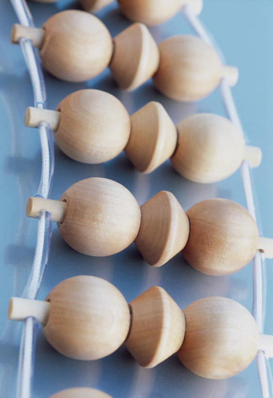 无人,竖图,俯视,室内,特写,白天,静物,一排,连接,阴影,蓝色背景,整齐,光线,木制,影子,排列,草绳,木制品,绳子,摄影,影棚,绳索,队列,按摩器,贯穿,连结,衔接,稻草绳,串连,彩图,高角度拍摄,影棚拍摄,拍摄