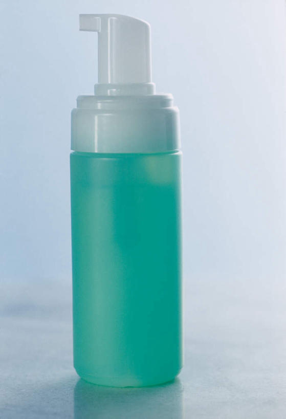 无人,竖图,室内,特写,白天,白色背景,正面,护肤,阴影,朦胧,模糊,光线,影子,蓝色,瓶子,塑料制品,日用品,洗浴用品,清洁,保养,享受,休闲,塑料瓶,放松,保健,摄影,影棚,一瓶,护肤品,洗面奶,舒缓,养颜,去污,紧肤,嫩肤,洗涤,彩图,影棚拍摄,拍摄