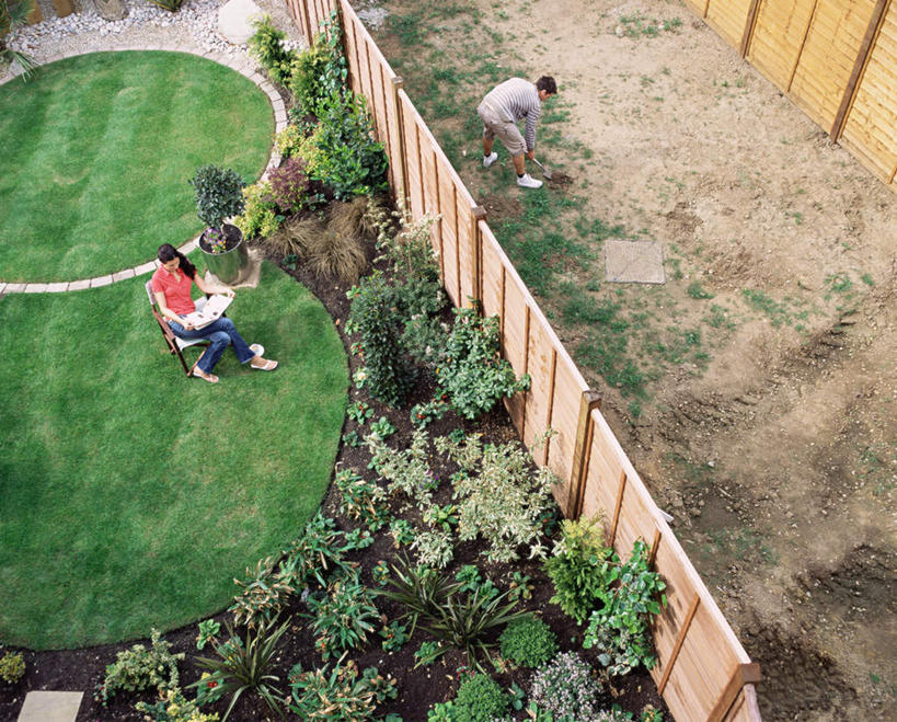 西方人,两个人,邻居,伙伴,朋友,花园,栏杆,站,坐,横图,俯视,室外,白天,阅读,友谊,草地,草坪,花圃,植物,报纸,椅子,欧洲,欧洲人,弯腰,握,学习,阴影,服装,光线,铲子,影子,栅栏,木椅,篱笆,围栏,拿,拿着,注视,休闲装,护栏,草,树,树木,衣服,绿色,自然,低头,观察,看,站着,休闲,休闲服,浏览,握着,服饰,生长,成长,观看,张开双腿,察看,关注,弯身,展开双腿,友情,男人,男性,年轻男性,年轻女性,女人,女性,白种人,小花园,站立,坐着,彩图,高角度拍摄,全身,伸展双腿