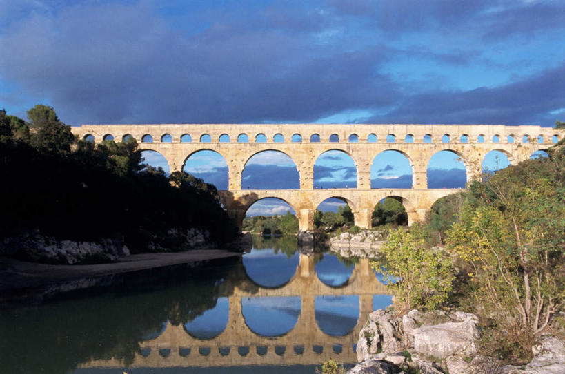 无人,横图,室外,白天,正面,旅游,度假,河流,石头,名胜古迹,水,植物,标志建筑,地标,建筑,法国,欧洲,阴影,遗迹,光线,石子,影子,河水,水流,云,云朵,桥,云彩,古迹,文物,娱乐,建设,古建筑,石桥,拱桥,栈桥,树,树木,蓝色,绿色,白云,蓝天,天空,阳光,自然,天,享受,休闲,旅游胜地,放松,拱形,生长,晴朗,成长,人行桥,石拱桥,古文明,加德桥,法兰西共和国,加尔桥,法兰西第五共和国,加尔省,石块,晴空,彩图