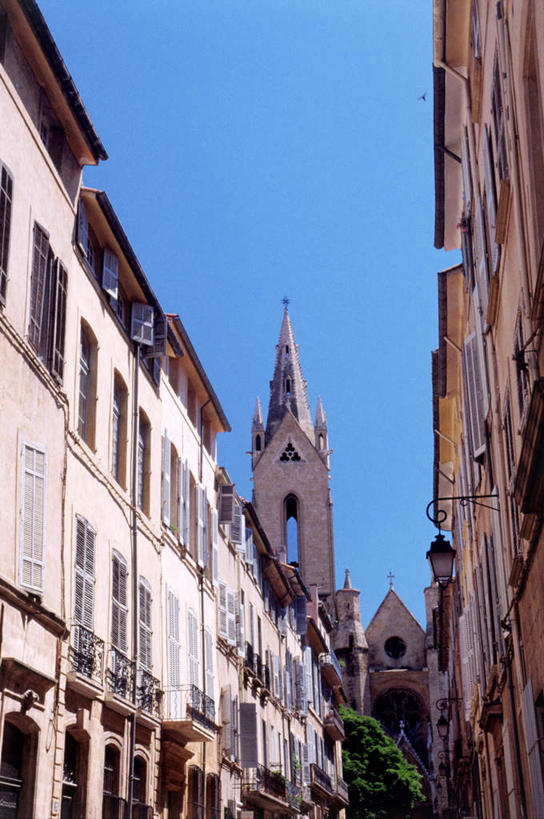 无人,家,教堂,竖图,室外,白天,仰视,旅游,度假,名胜古迹,植物,窗户,落地窗,标志建筑,地标,建筑,法国,欧洲,阴影,节日,遗迹,光线,影子,房屋,屋子,公寓,古迹,文化,文物,娱乐,建设,古建筑,洋房,楼房,玻璃窗,住宅,树,树木,排列,绿色,阳光,自然,祈祷,享受,休闲,健康,旅游胜地,放松,许愿,宗教,信仰,生长,成长,纪念,祈求,普罗旺斯,信念,古文明,艾克斯,法兰西共和国,法兰西第五共和国,摆列,普罗旺斯省,平安,彩图,低角度拍摄,房子,大教堂,礼拜堂,布列,分列