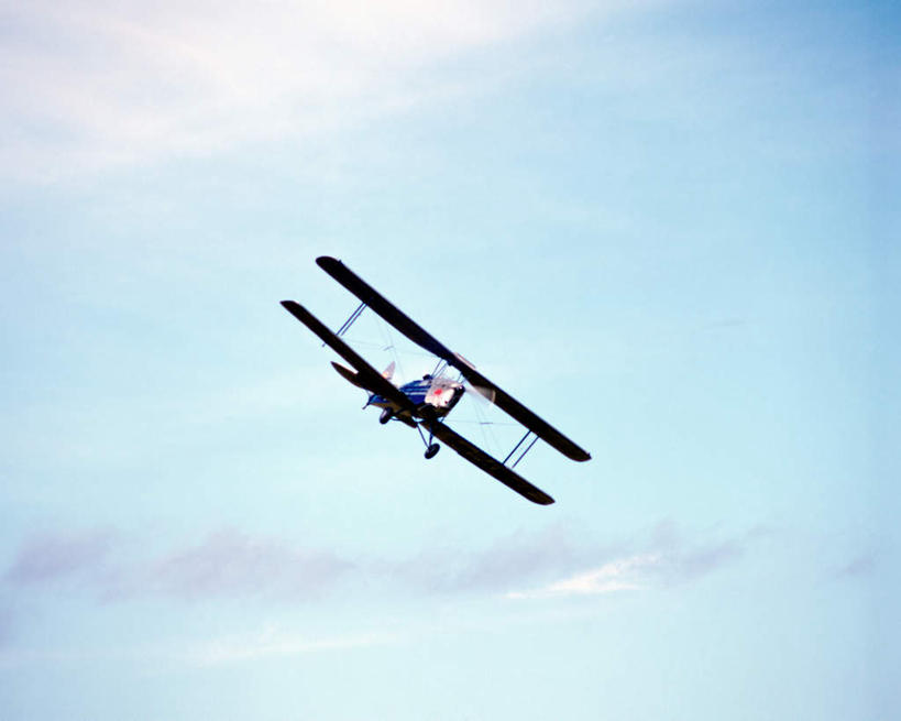 无人,横图,室外,白天,仰视,飞机,飞翔,阴影,飞行,光线,影子,云,云朵,交通,翱翔,云彩,航空,飞,蓝色,白云,蓝天,天空,阳光,交通工具,天,运输,一架,晴朗,载具,双翼机,晴空,彩图,低角度拍摄