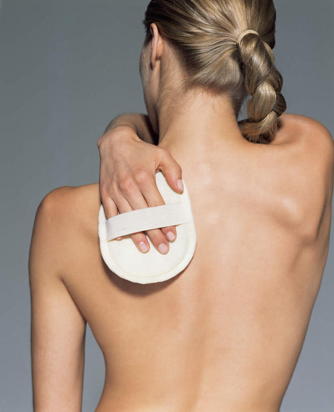 西方人,一个人,站,摸,竖图,室内,白天,化妆,美容,欧洲,欧洲人,仅一个年轻女性,仅一个女性,仅一个人,抚摸,护肤,握,阴影,灰色背景,光线,海绵,影子,拿,拿着,注视,背面,观察,看,清洁,站着,保养,享受,休闲,放松,握着,保健,摄影,影棚,观看,察看,关注,按摩器,养颜,尤物,年轻女性,女人,女性,白种人,触摸,接触,站立,半身,彩图,影棚拍摄,拍摄,佳丽,丽人,美人