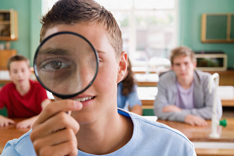 西方人,四个人,伙伴,朋友,教师,站,坐,举,笑,双手交叉,微笑,横图,室内,白天,正面,友谊,仪器,窗户,桌子,欧洲,欧洲人,阴影,服装,检查,朦胧,模糊,反射,分析,光线,科学,放大镜,水龙头,影子,墙,注视,休闲装,书桌,开关,玻璃窗,墙壁,墙面,衣服,课桌,黑板,打开,观察,看,托,站着,休闲,同学,休闲服,清晰,探索,教学,服饰,有机食品,绿色食品,放大,观看,仔细,阀门,透镜,察看,双手抱胸,凸透镜,聚焦,开启,校友,关注,光学,清楚,同窗,学友,水咀,耐磨,教学黑板,友情,男人,男性,年轻男性,年轻女性,女人,女性,白种人,讲师,教授,老师,举起,举手,举着,向上举,向上伸,向上托,站立,坐着,半身,彩图