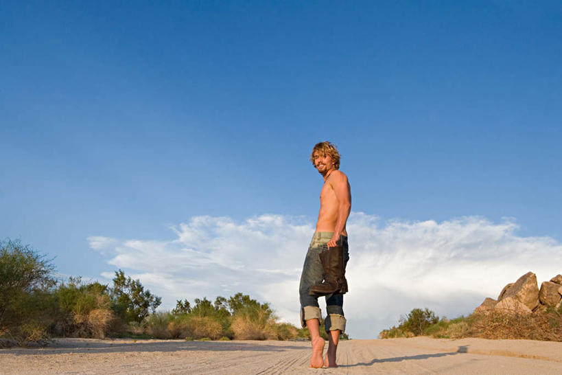 西方人,腿部,脚,脚趾,脚趾甲,腿,一个人,站,笑,微笑,横图,室外,白天,树林,植物,道路,路,欧洲,欧洲人,仅一个男性,仅一个人,阴影,裤子,光线,影子,云,云朵,小路,交通,云彩,注视,牛仔裤,光脚,裸露,树,树木,仅一个年轻男性,背面,蓝色,绿色,白云,蓝天,天空,阳光,自然,天,观察,看,站着,赤脚,转身,生长,晴朗,成长,观看,察看,关注,裸,回身,男人,男性,年轻男性,白种人,脚指甲,晴空,站立,彩图,全身