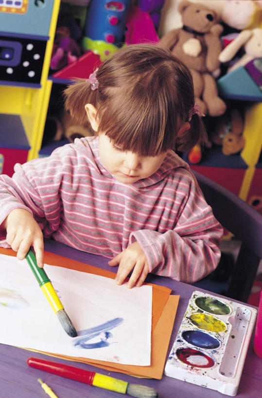 西方人,儿童,一个人,坐,竖图,俯视,室内,白天,绘画,纯洁,桌子,欧洲,欧洲人,仅一个女性,仅一个人,握,服装,笔,办公用品,拿,拿着,注视,休闲装,书桌,文具,小孩,衣服,课桌,学习用品,观察,看,仅一个小孩,休闲,休闲服,可爱,童年,童趣,握着,服饰,观看,文具用品,察看,关注,水彩笔,童真,烂漫,无邪,天真,女孩,女人,女性,白种人,孩子,画画,坐着,半身,彩图,高角度拍摄,女生