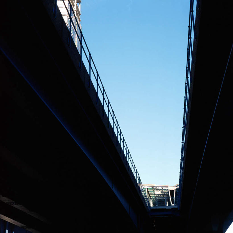 无人,栏杆,方图,室外,白天,仰视,度假,美景,城市风光,城市,道路,路,公路,景观,高架,围栏,交通,背光,娱乐,护栏,蓝色,蓝天,天空,天,享受,休闲,景色,放松,晴朗,逆光,高架桥,高架道路,跨线桥,万里无云,晴空,晴空万里,彩图,低角度拍摄