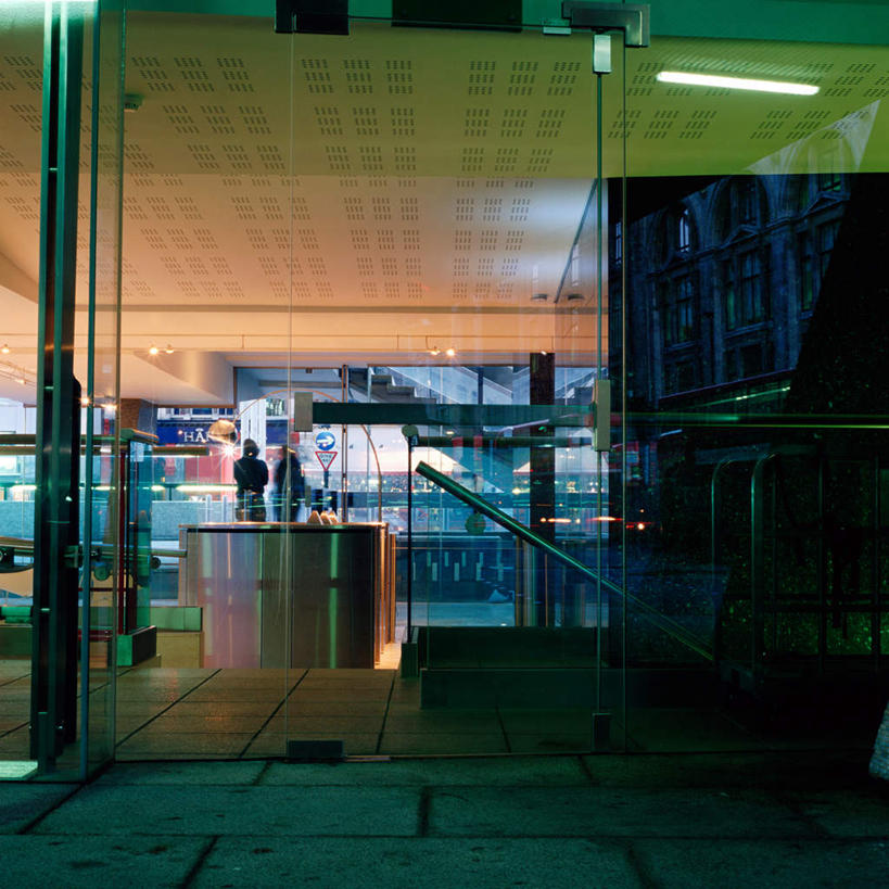 无人,高楼大厦,方图,室内,白天,正面,石头,窗户,地板,落地窗,天花板,大厦,建筑,摩天大楼,阴影,朦胧,模糊,反射,石子,影子,玻璃窗,石块,岩石,彩图,大楼,高层建筑,高楼,摩天楼