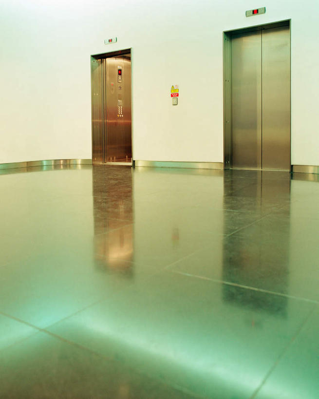 无人,竖图,室内,白天,正面,门,电梯,阴影,反射,影子,房屋,墙,屋子,公寓,地面,运输工具,楼房,墙壁,墙面,住宅,白色,门框,升降梯,彩图,房子,升降设备