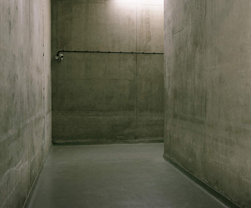 无人,横图,室内,白天,正面,车站,照明,阴影,光线,壁灯,影子,墙,走道,走廊,过道,灯光,站台,月台,墙壁,墙面,灯,灯具,照亮,照明设备,彩图