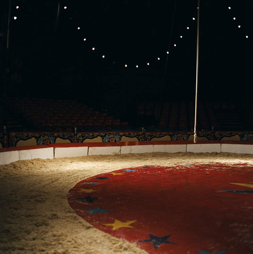 无人,舞台,马戏团,竖图,室内,白天,正面,地毯,照明,一排,吊挂,悬挂,整齐,装饰,编织,彩灯,帐篷,手工艺品,星星,灯光,织物,挂,灯,排列,红色,工艺品,灯具,星形,花灯,华丽,修饰,照亮,点缀,照明设备,队列,露营,野营,五角形,宿营,衬托,美观,雅致,雅观,五角星,彩图