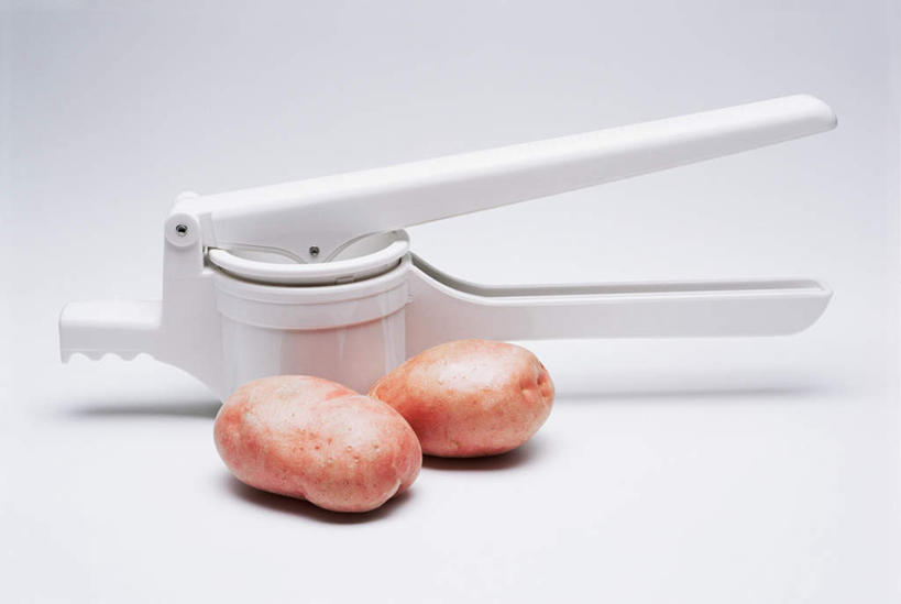 无人,横图,室内,特写,白天,白色背景,正面,烹饪,蔬菜,土豆,厨具,新鲜,塑料,食品,食物,两个,一个,塑料制品,摄影,有机食品,绿色食品,影棚,单个,捣蒜器,烹饪用具,烹调用具,芋艿,洋芋,山药蛋,马铃薯,烹调,彩图,影棚拍摄,拍摄