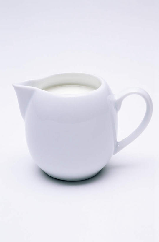 牛奶,无人,竖图,室内,特写,白天,白色背景,正面,阴影,反射,壶,影子,饮品,营养,水壶,饮料,一个,茶壶,容器,摄影,影棚,单个,乳制品,奶,安神,彩图,影棚拍摄,拍摄