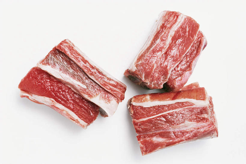 无人,竖图,俯视,室内,特写,白天,白色背景,桌面,桌子,三块,纹路,木制,纹理,排骨,肉,牛肉,肉类,红色,木制品,摄影,影棚,肉食,肌理,彩图,高角度拍摄,影棚拍摄,拍摄