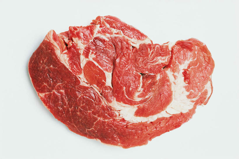 无人,竖图,俯视,室内,特写,白天,白色背景,桌面,桌子,一块,纹路,木制,纹理,肉,牛排,牛肉,肉类,红色,木制品,摄影,影棚,肉食,肌理,彩图,高角度拍摄,影棚拍摄,拍摄