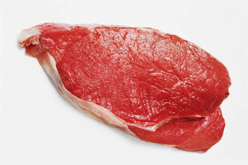 无人,竖图,俯视,室内,特写,白天,白色背景,桌面,桌子,一块,纹路,木制,纹理,肉,牛排,牛肉,肉类,红色,木制品,摄影,影棚,肉食,肌理,彩图,高角度拍摄,影棚拍摄,拍摄