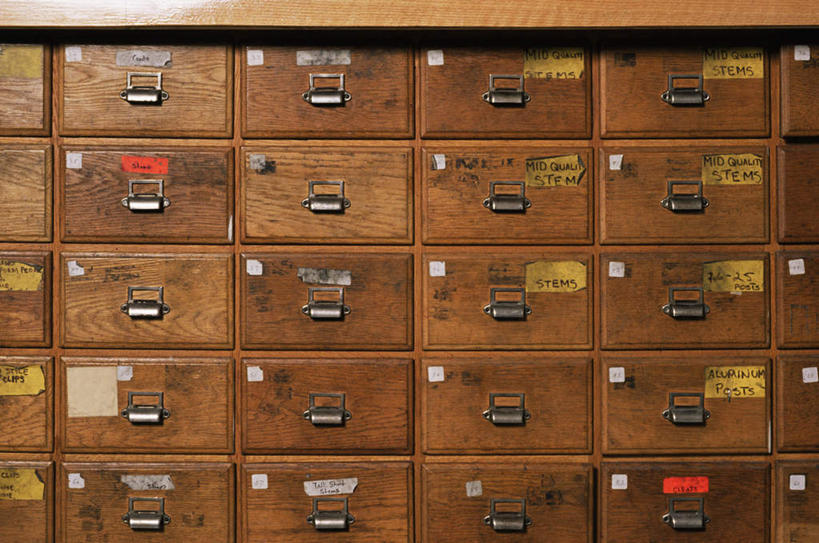 无人,横图,室内,特写,白天,正面,柜子,静物,抽屉,一排,许多,阴影,整齐,反射,材料,档案,文件,影子,墙,墙壁,墙面,排列,资料,队列,文档,档案柜,彩图