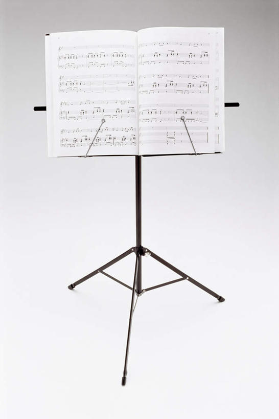 无人,竖图,室内,特写,白天,白色背景,正面,静物,书籍,乐谱,五线谱,音乐,架子,一个,打开,翻开,摄影,影棚,单个,节拍,音符,符头,符干,符尾,乐章,彩图,影棚拍摄,拍摄