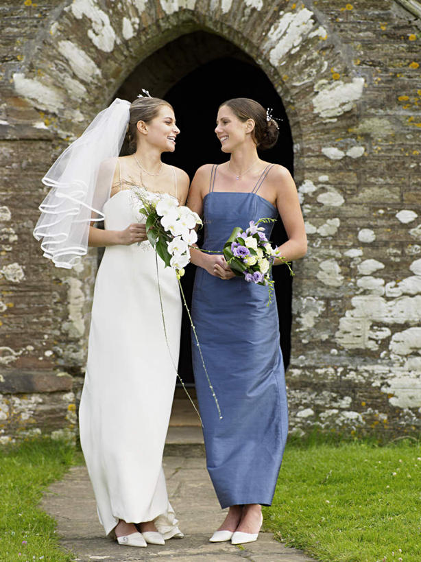 西方人,两个人,新娘,伙伴,朋友,站,笑,微笑,露齿笑,竖图,室外,白天,正面,高跟鞋,婚纱,婚礼,时尚,快乐,友谊,草地,草坪,植物,道路,路,鞋子,欧洲,欧洲人,握,庆祝,盛开,捧花,手捧花,墙,拱门,小路,交通,结婚,拿,花蕾,两束,拿着,扭头,注视,砖墙,墙壁,墙面,草,花,花瓣,花朵,鲜花,绿色,花束,花苞,花蕊,观察,看,站着,转头,喜庆,握着,观看,纪念,察看,关注,时髦,时兴,婚礼捧花,友情,年轻女性,女人,女性,白种人,站立,彩图,全身,婚礼服,礼服,高兴