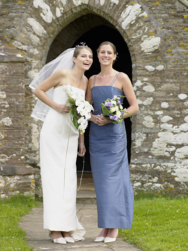 西方人,两个人,新娘,伙伴,朋友,站,笑,微笑,露齿笑,竖图,室外,白天,正面,高跟鞋,婚纱,婚礼,时尚,快乐,友谊,草地,草坪,植物,道路,路,鞋子,欧洲,欧洲人,握,庆祝,盛开,捧花,手捧花,墙,拱门,小路,交通,结婚,拿,花蕾,两束,拿着,注视,砖墙,墙壁,墙面,草,花,花瓣,花朵,鲜花,绿色,花束,花苞,花蕊,观察,看,站着,喜庆,握着,观看,纪念,察看,关注,时髦,时兴,婚礼捧花,友情,年轻女性,女人,女性,白种人,站立,彩图,全身,婚礼服,礼服,高兴