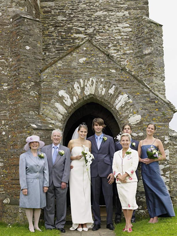 西方人,家庭,夫妻,母亲,父亲,女儿,儿子,新娘,新郎,站,笑,微笑,露齿笑,竖图,室外,白天,正面,婚纱,衬衫,西装,爱情,婚礼,快乐,草地,草坪,植物,欧洲,欧洲人,握,套装,正装,庆祝,盛开,捧花,手捧花,墙,拱门,领带,许多人,结婚,浪漫,拿,花蕾,两束,拿着,注视,职业装,砖墙,墙壁,墙面,草,花,花瓣,花朵,鲜花,排列,绿色,天空,花束,天,花苞,花蕊,观察,看,站着,一群人,温暖,温馨,喜庆,父女,父子,母女,母子,一家人,恩爱,父爱,母爱,握着,恋人,晴朗,观看,纪念,和睦,察看,关注,万里无云,摆列,婚礼捧花,老年男性,老年女性,男人,男性,年轻男性,年轻女性,女人,女性,白种人,夫妇,情侣,晴空,晴空万里,站立,彩图,全身,衬衣,婚礼服,礼服,高兴,伴侣,布列,分列,融洽