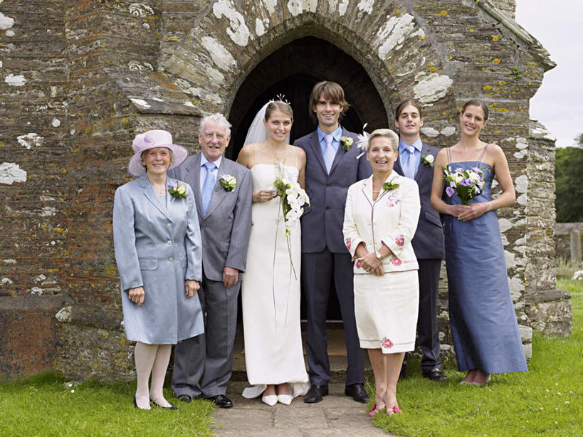 西方人,家庭,夫妻,母亲,父亲,女儿,儿子,新娘,新郎,站,笑,微笑,露齿笑,横图,室外,白天,正面,婚纱,衬衫,西装,爱情,婚礼,快乐,草地,草坪,植物,欧洲,欧洲人,握,套装,正装,庆祝,盛开,捧花,手捧花,墙,拱门,领带,许多人,结婚,浪漫,拿,花蕾,两束,拿着,注视,职业装,砖墙,墙壁,墙面,草,花,花瓣,花朵,鲜花,排列,绿色,天空,花束,天,花苞,花蕊,观察,看,站着,一群人,温暖,温馨,喜庆,父女,父子,母女,母子,一家人,恩爱,父爱,母爱,握着,恋人,晴朗,观看,纪念,和睦,察看,关注,万里无云,摆列,婚礼捧花,老年男性,老年女性,男人,男性,年轻男性,年轻女性,女人,女性,白种人,夫妇,情侣,晴空,晴空万里,站立,彩图,全身,衬衣,婚礼服,礼服,高兴,伴侣,布列,分列,融洽