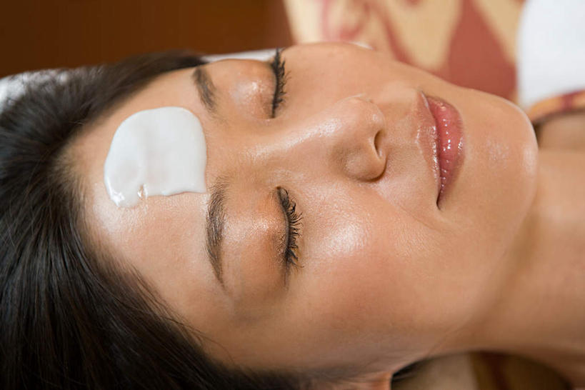 东方人,脸,头,脸颊,一个人,躺,闭眼,笑,微笑,横图,俯视,室内,特写,白天,床,亚洲,仅一个年轻女性,仅一个女性,仅一个人,朦胧,模糊,床单,黄种人,被子,肩膀,化妆品,单人床,被单,润肤乳,卧着,年轻女性,女人,女性,亚洲人,头部,脸部,脸蛋,面部,闭眼睛,闭着眼,闭着眼睛,躺着,卧,半身,彩图,高角度拍摄