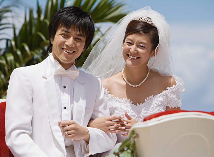 东方人,两个人,夫妻,新娘,新郎,坐,笑,微笑,露齿笑,横图,室外,白天,正面,婚纱,衬衫,西装,爱情,婚礼,快乐,幸福,纯洁,植物,棕榈树,皇冠,项链,叶子,亚洲,一棵,勾,挽,阴影,套装,正装,朦胧,模糊,庆祝,光线,影子,珍珠,云,云朵,马车,绿叶,领带,结婚,浪漫,云彩,注视,职业装,黄种人,车,装饰品,树,树木,蓝色,绿色,白云,蓝天,天空,阳光,自然,饰品,首饰,交通工具,天,观察,看,健康,喜庆,嫩叶,恩爱,勾着,恋人,生长,晴朗,成长,观看,纪念,贵重,权威,察看,珍贵,富有,高贵,关注,载具,挽着,棕榈叶,权力,统治,宝贵,有机宝石,男人,男性,年轻男性,年轻女性,女人,女性,亚洲人,夫妇,情侣,叶,叶片,王冠,晴空,坐着,半身,彩图,衬衣,婚礼服,礼服,高兴,伴侣