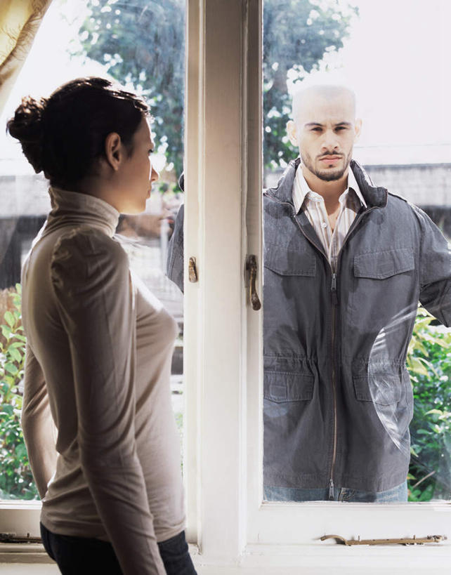 西方人,两个人,夫妻,站,竖图,室内,白天,正面,爱情,植物,窗户,窗帘,欧洲,欧洲人,服装,生气,装饰,背光,浪漫,注视,休闲装,手叉腰,玻璃窗,树,树木,衣服,绿色,天空,自然,帘子,天,叉腰,观察,看,站着,休闲,休闲服,遮阳,恩爱,愤怒,恋人,服饰,生长,晴朗,成长,观看,恼怒,华丽,修饰,点缀,察看,愤慨,怒气,气愤,发怒,关注,怒火,情绪,逆光,脾气,万里无云,忿怒,怨恨,强烈,衬托,美观,雅致,雅观,气忿,愤恨,肝火,激动,男人,男性,年轻男性,年轻女性,女人,女性,白种人,夫妇,情侣,晴空,晴空万里,站立,半身,彩图,伴侣