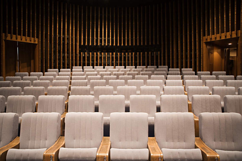 无人,横图,室内,白天,正面,电影院,静物,椅子,许多,阴影,条纹,反射,纹路,纹理,影子,墙,很多,墙壁,墙面,排列,白色,肌理,摆列,彩图,布列,分列