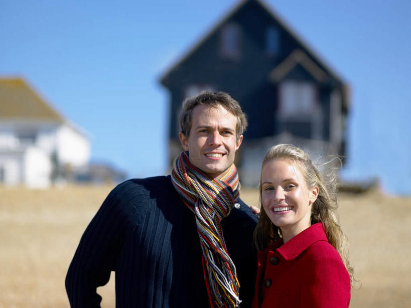 西方人,两个人,夫妻,家,站,笑,微笑,露齿笑,横图,室外,白天,正面,毛衣,爱情,植物,欧洲,欧洲人,服装,枯萎,朦胧,模糊,装饰,房屋,屋子,枯草,浪漫,注视,休闲装,楼房,住宅,草,衣服,黄色,蓝色,蓝天,天空,围巾,天,观察,看,站着,休闲,温暖,休闲服,恩爱,恋人,服饰,晴朗,围脖,观看,保暖,华丽,点缀,察看,御寒,关注,万里无云,衬托,美观,雅致,雅观,两栋,男人,男性,年轻男性,年轻女性,女人,女性,白种人,夫妇,情侣,晴空,晴空万里,站立,半身,彩图,绒衣,套衫,套头毛衣,线衣,房子,伴侣