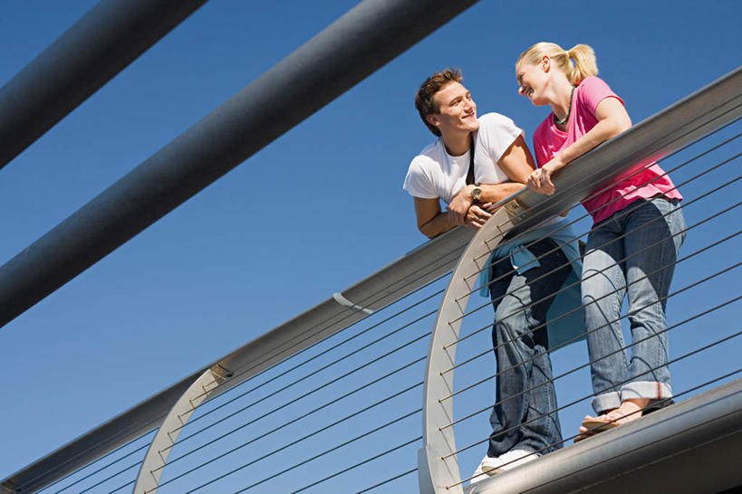 西方人,两个人,站,笑,微笑,露齿笑,横图,室外,白天,仰视,爱情,旅游,度假,标志建筑,大桥,地标,建筑,立交桥,桥梁,英国,欧洲,伦敦,欧洲人,阴影,服装,裤子,光线,影子,高架,斜拉桥,桥,首都,浪漫,注视,牛仔裤,休闲装,娱乐,建设,衣服,蓝色,蓝天,天空,阳光,天,观察,看,站着,享受,休闲,温暖,温馨,休闲服,旅游胜地,恩爱,放松,搭,恋人,服饰,晴朗,观看,和睦,察看,西欧,搭着,关注,万里无云,雾都,千禧桥,伦敦千禧桥,男人,男性,年轻男性,年轻女性,女人,女性,白种人,情侣,晴空,晴空万里,站立,彩图,低角度拍摄,全身,伴侣,融洽